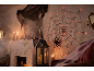 Decorazioni di Halloween con ragnatela illuminata, candele e finto ragnatela.