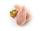 Petto di pollo crudo con una fetta d'arancia e erbe fresche.