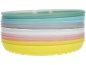 Pila di piatti di plastica color pastello, inclusi verde, blu, grigio, bianco, rosa e giallo.