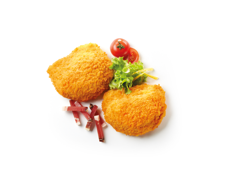 Due cotolette di pollo dorate fritte con insalata, pomodorini e prosciutto.