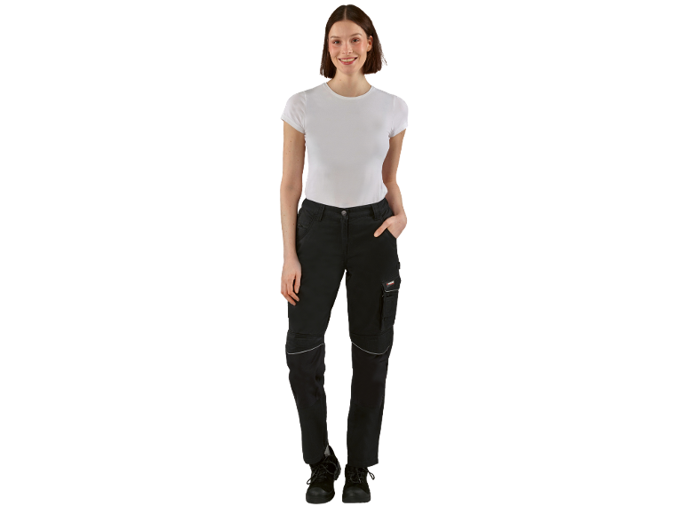 Donna in maglietta bianca e pantaloni da lavoro neri con scarpe da lavoro nere.