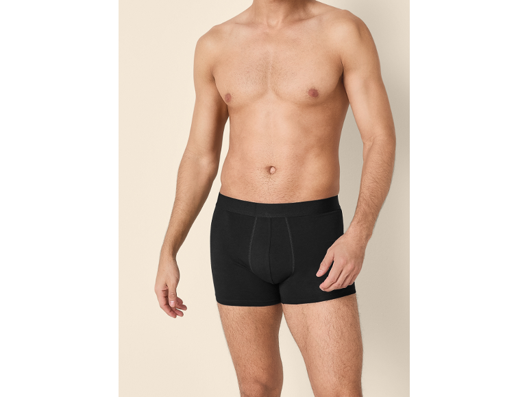 Uomo a torso nudo che indossa boxer neri.