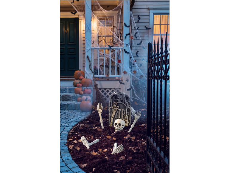 Veranda di Halloween con zucche, ragnatele, pipistrelli e decorazioni scheletriche.