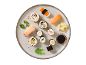 Piatto di sushi misto con nigiri, maki, uramaki, zenzero marinato, wasabi e salsa di soia.