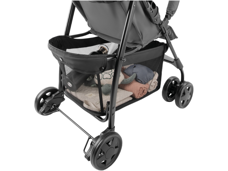 Cesto a rete di un passeggino con borraccia e vestiti piegati.