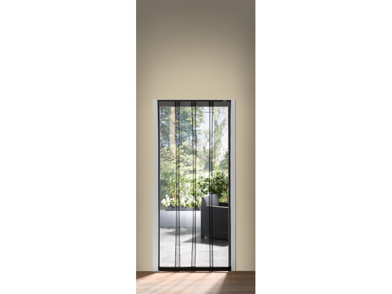Zanzariera nera su una porta che si affaccia su un balcone con piante e mobili.