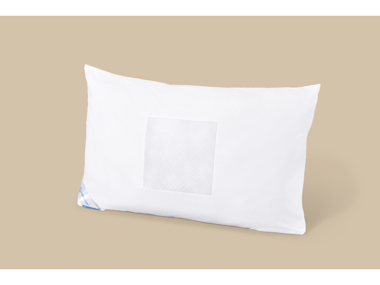 Cuscino bianco con sezione centrale in rete e etichetta blu sul bordo.