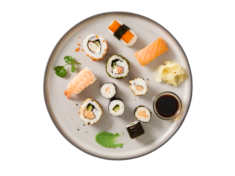 Assortimento di sushi vario con nigiri, maki e uramaki, servito con zenzero, wasabi e salsa di soia.
