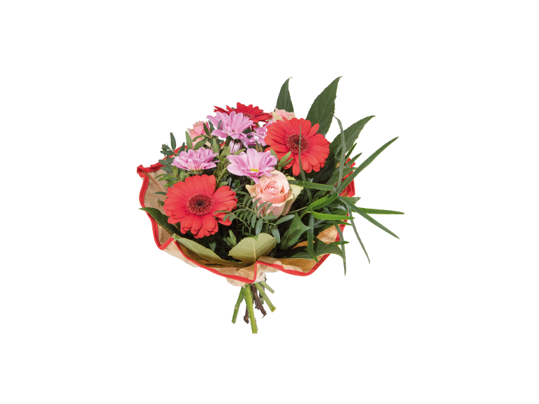 Mazzo di gerbere rosse, margherite rosa e rose, avvolto in carta.