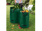 Sacchi da giardino verdi con foglie e rami, con una persona che fa giardinaggio sullo sfondo.