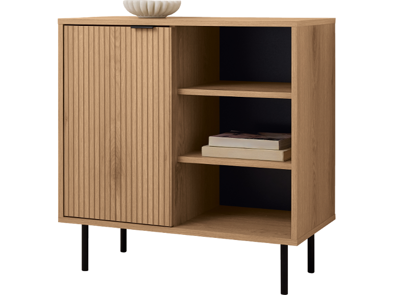 Credenza in legno con anta scanalata, ripiani aperti e gambe nere.