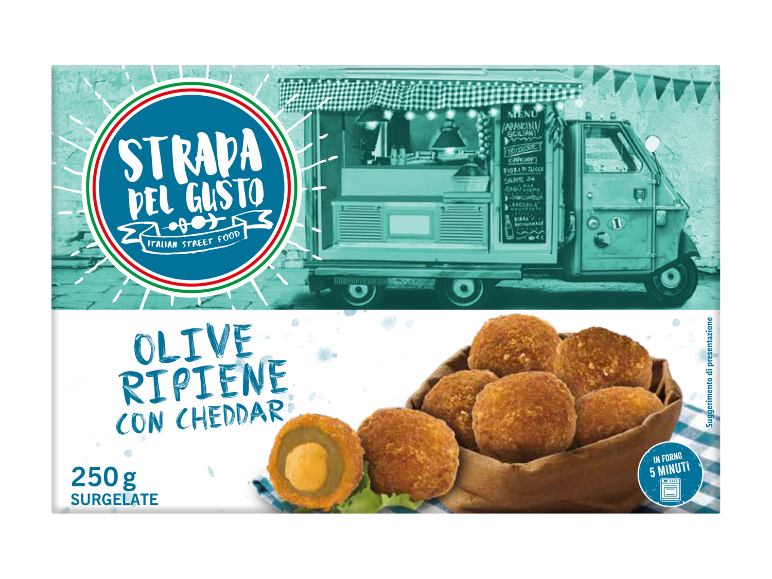 Olive ripiene di cheddar con un food truck italiano sullo sfondo.
