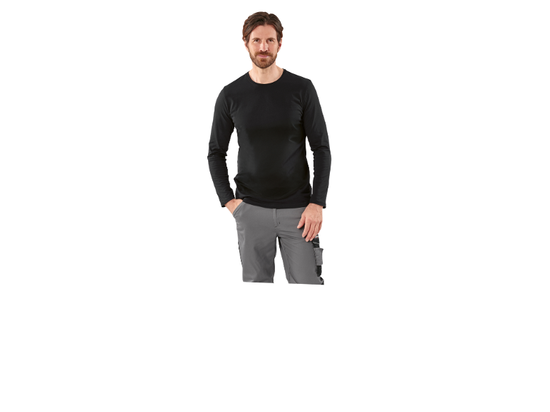 Uomo che indossa una maglietta nera a maniche lunghe e pantaloni da lavoro grigi.