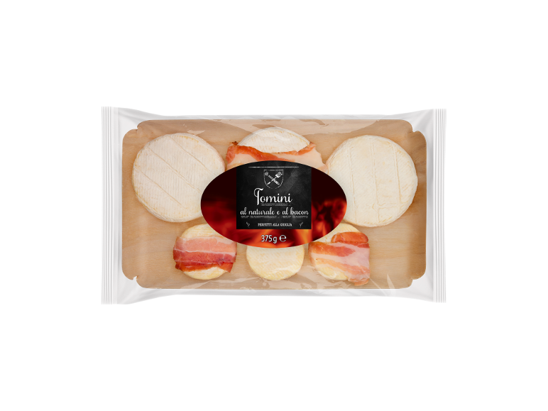 Formaggi rotondi, alcuni avvolti nel bacon, confezionati con l'etichetta 'Tomini al naturale e al bacon'.