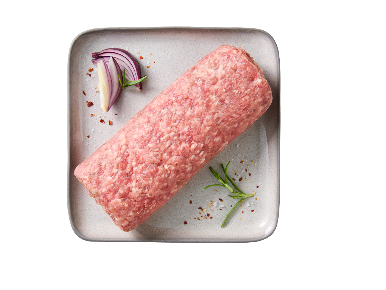 Salsiccia di carne macinata cruda, cipolla rossa e rosmarino su un piatto.