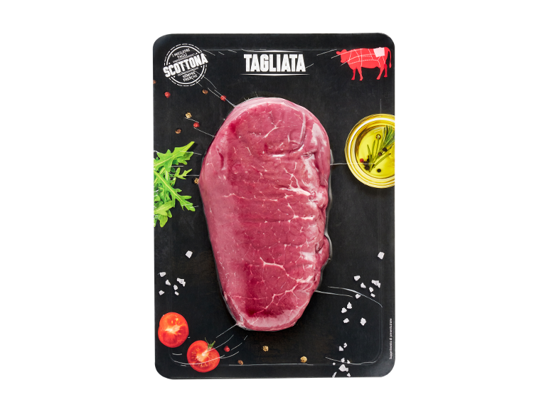 Tagliata di manzo confezionata con erbe, pomodori e olio d'oliva. Testo: 'I MIGLIORI TAGLI SCOTTONA'