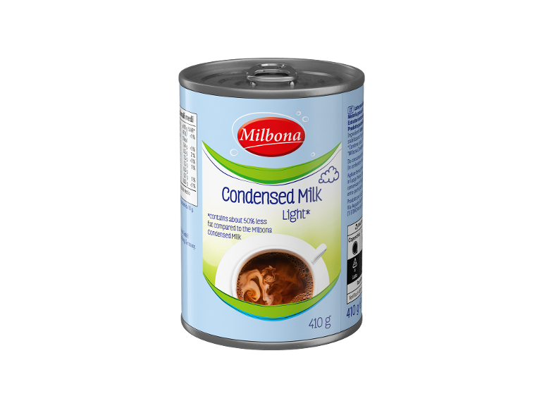 Latte condensato light in lattina, con informazioni nutrizionali e una tazza di caffè.