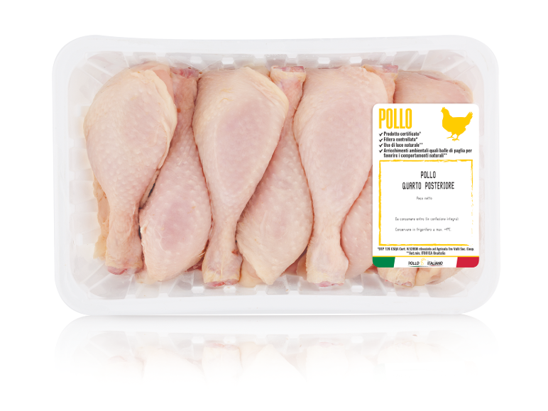 Vassoio di cosce di pollo fresche con etichetta di prodotto certificato.