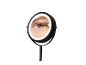 Specchio per il trucco illuminato che riflette un occhio che applica l'ombretto.