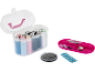 Kit da cucito con rocchetti di filo colorati, aghi e accessori da cucito.