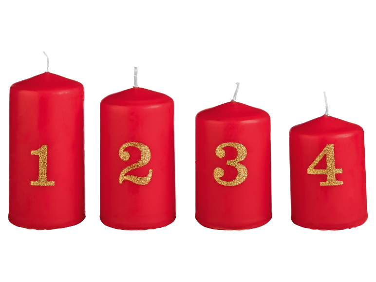 Quattro candele rosse dell'Avvento con i numeri 1, 2, 3 e 4 in glitter dorato.
