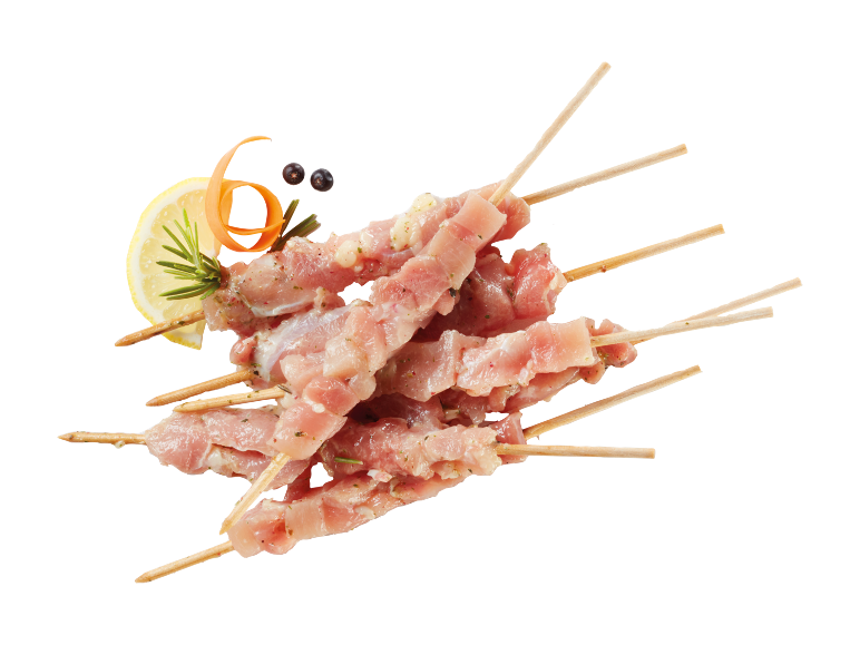 Spiedini di carne cruda marinata con limone, rosmarino e pepe nero.