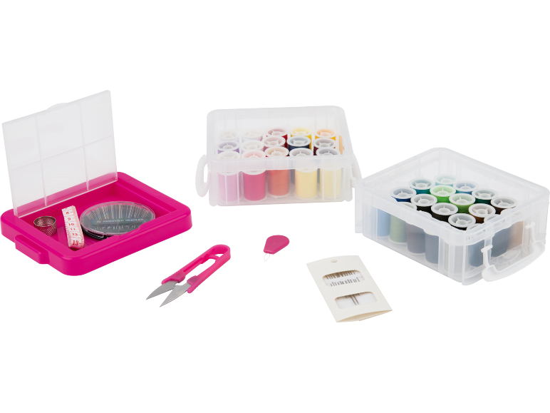 Set da cucito con scatole di filo, aghi, forbici e accessori in fucsia e trasparente.