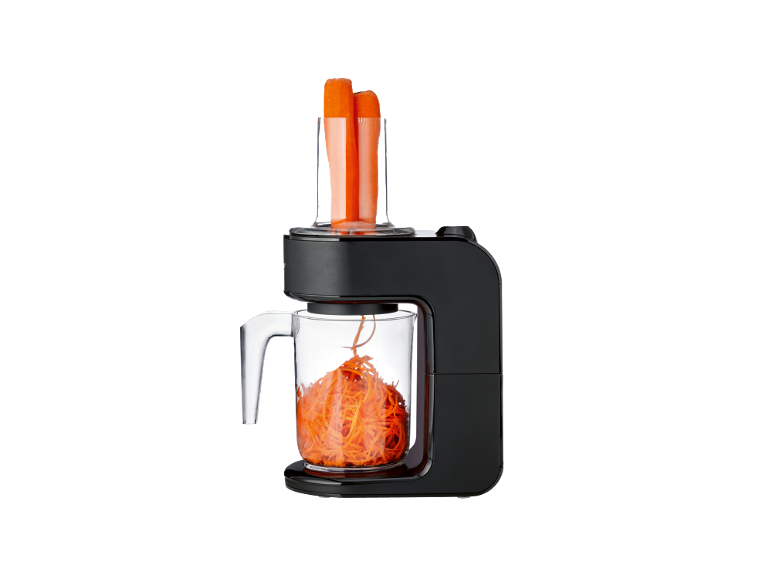 Spiralizzatore elettrico nero con carote, che crea spaghetti di verdure in un contenitore di vetro.