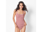 Donna con canotta e slip rosa con dettagli in pizzo.
