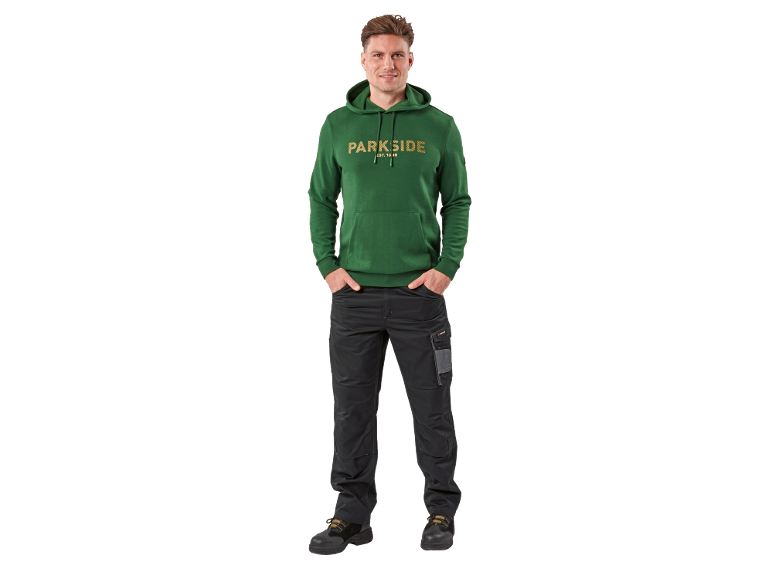 Uomo con felpa verde con cappuccio con scritta 'PARKSIDE EST. 1996' e pantaloni da lavoro neri.