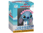 Stitch in vinile con bigodini, che tiene un disegno, in una scatola a tema spiaggia.