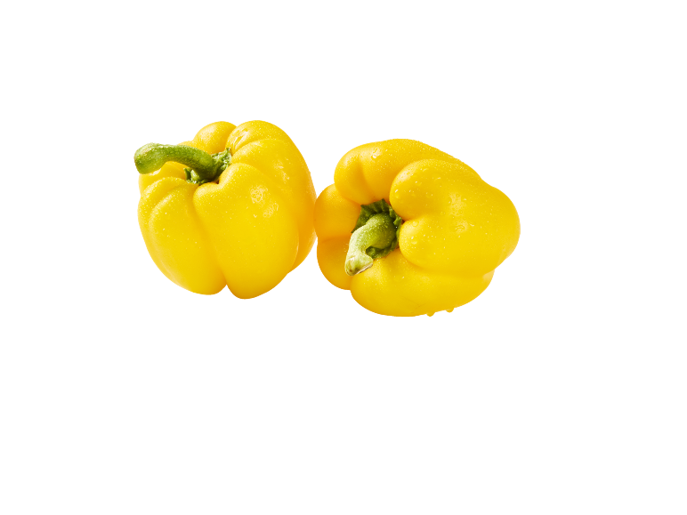 Due peperoni gialli con gocce d'acqua su sfondo nero.