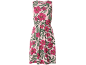 Vestito rosa con stampa floreale di fiori di ibisco fucsia e foglie di banano verdi.