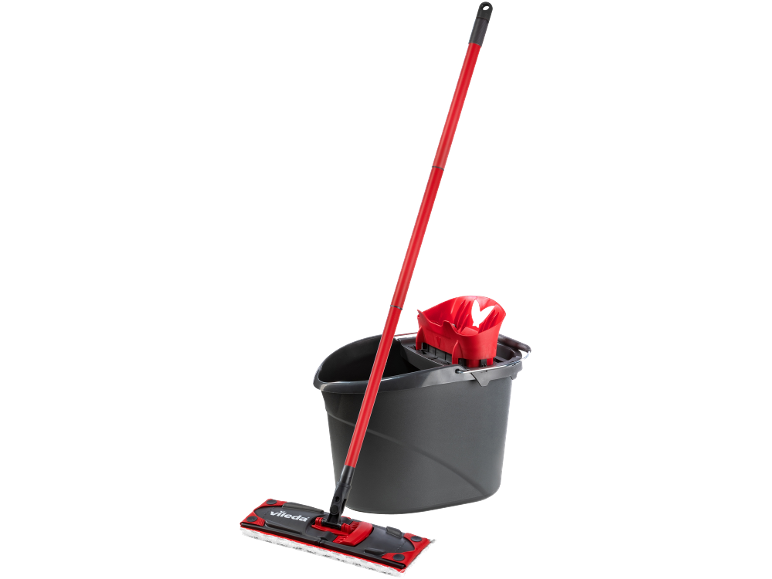 Mocio rosso e nero con secchio e strizzatore su sfondo nero.