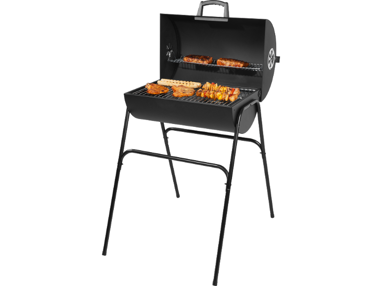 Barbecue a carbonella nero con salsicce, carne e spiedini di verdure.
