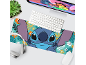 Configurazione scrivania con tappetino per mouse a tema Stitch, tastiera, mouse, cuffie e monitor.