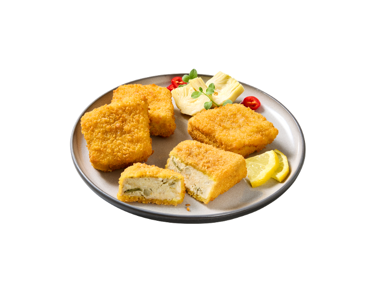Bocconcini di carciofo impanati serviti con limone ed erbe aromatiche su un piatto