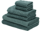 Una pila di asciugamani color verde acqua piegati di varie dimensioni.
