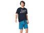 Uomo con maglietta blu scuro con scritta 'The Avengers' e pantaloncini blu.