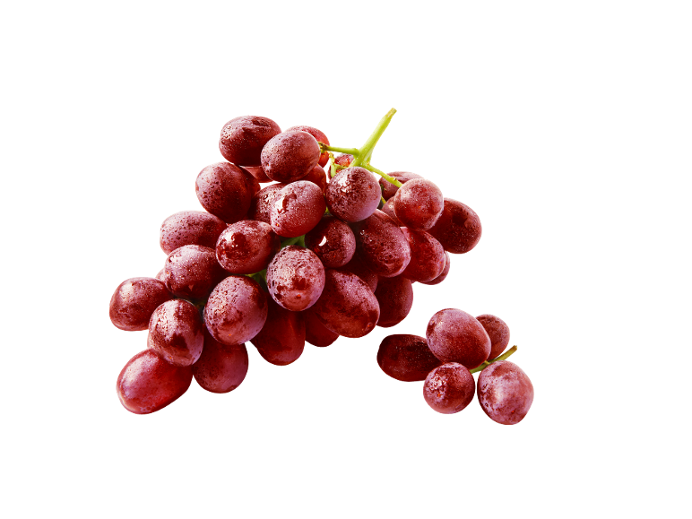 Uva rossa fresca con goccioline d'acqua su sfondo nero.