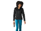 Donna in giacca nera con cappuccio e leggings blu che tiene una bottiglia d'acqua.