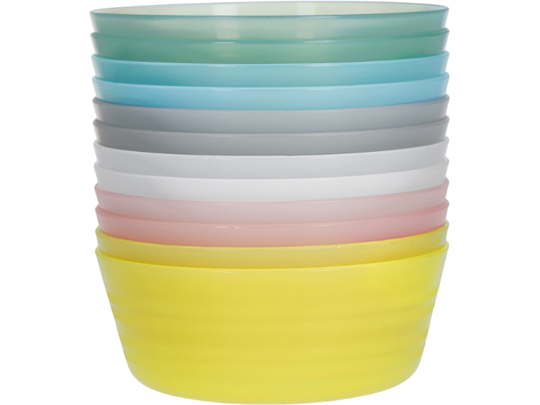 Pila di ciotole di plastica color pastello: giallo, rosa, bianco, grigio, blu e verde.