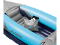 Kayak gonfiabile con sedili e borsa impermeabile contenente un tablet.