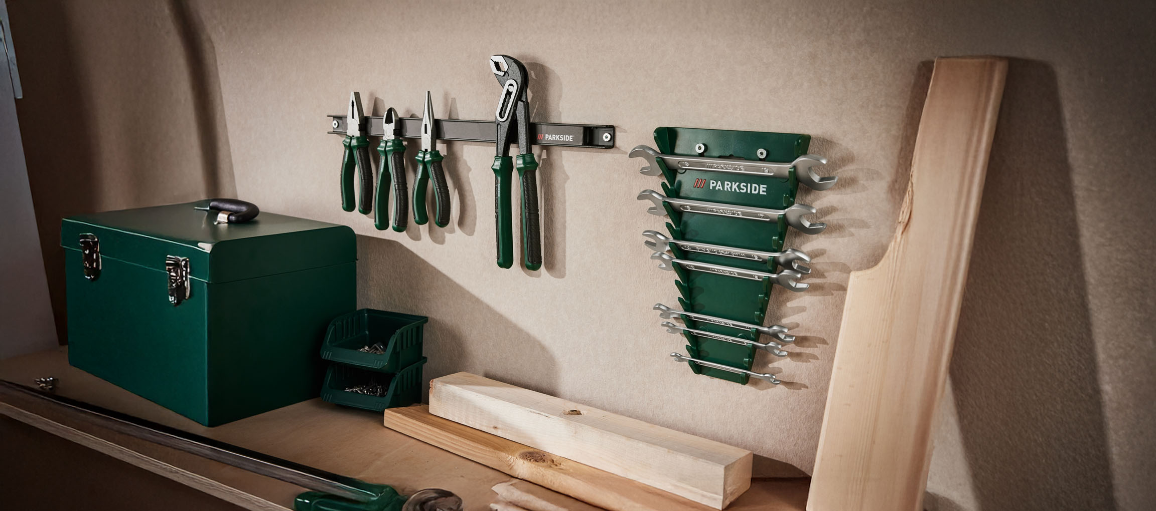 Utensili Parkside ordinatamente organizzati sul muro e sullo scaffale dell'officina.