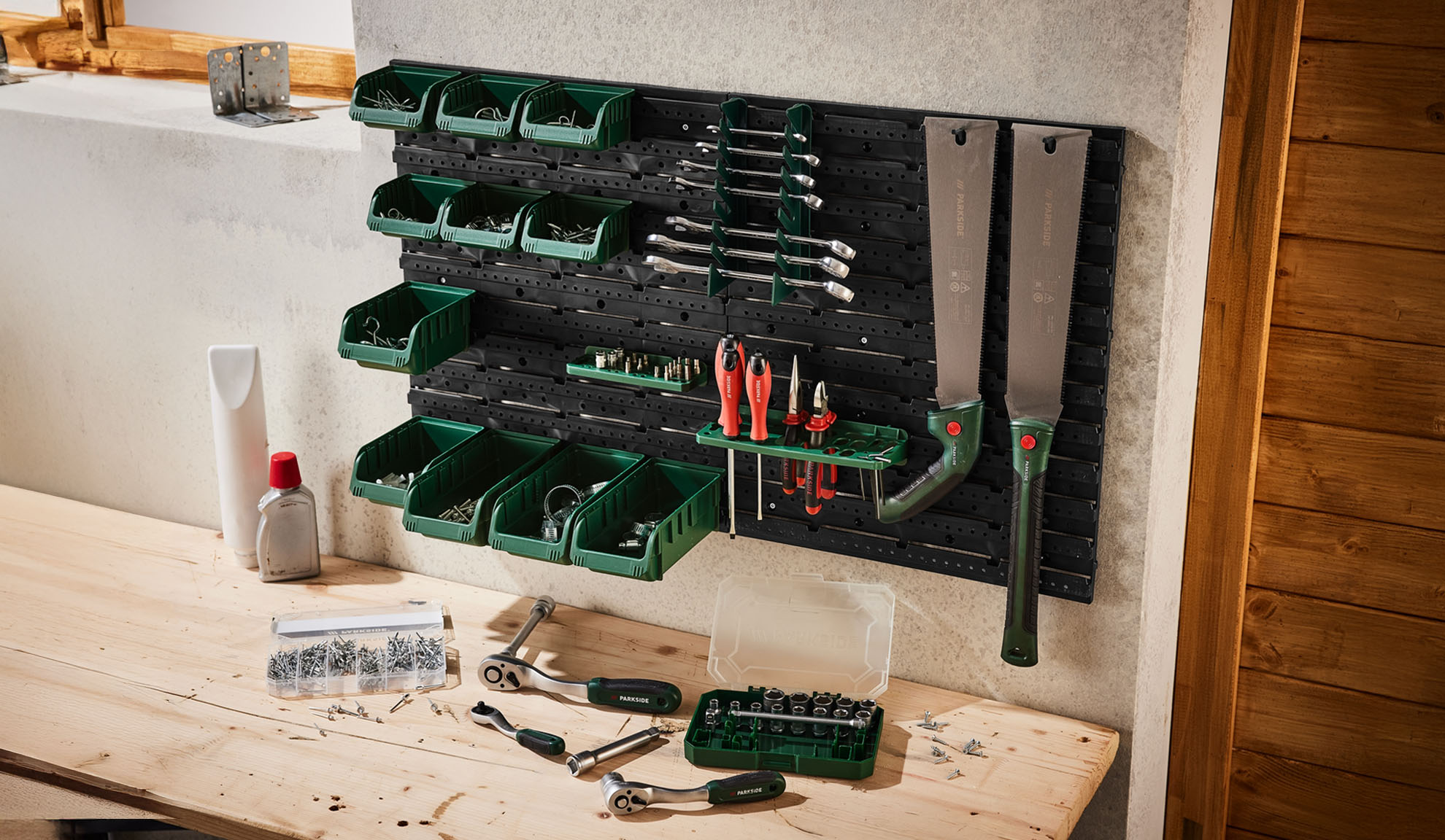 Organizzatore da parete Parkside con cassetti e strumenti.