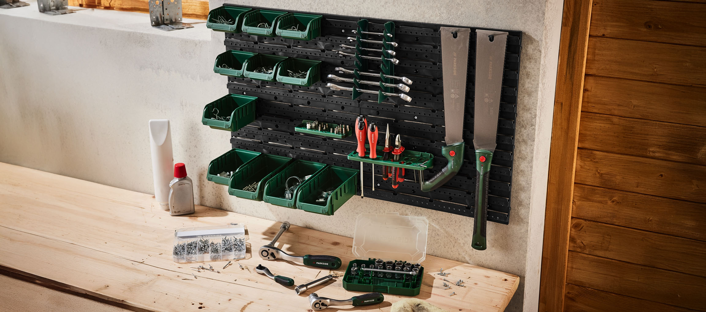 Organizzatore per attrezzi a parete Parkside con vari attrezzi e contenitori.