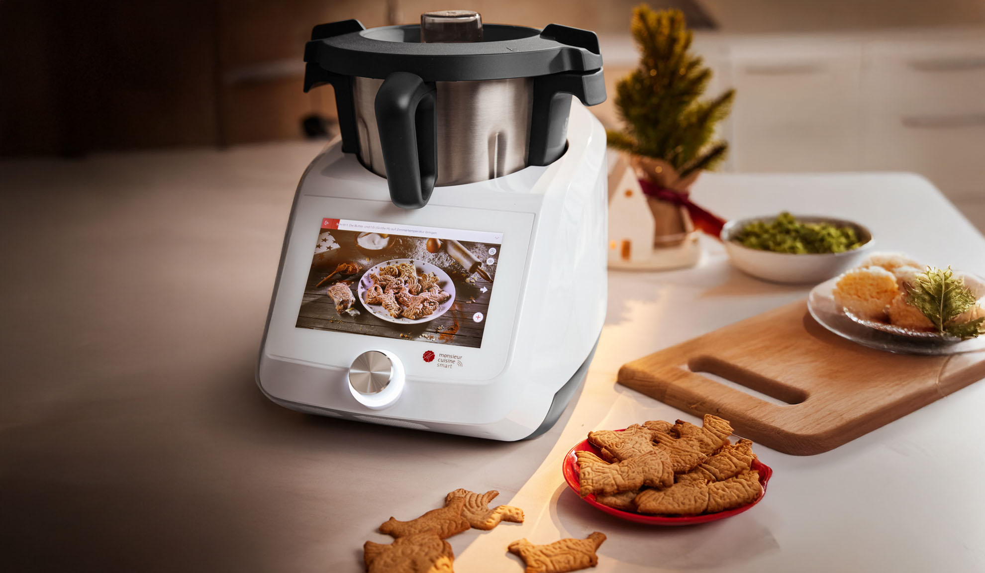Robot da cucina Monsieur Cuisine Smart con schermo touch, biscotti e decorazioni natalizie.