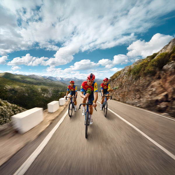Ciclisti su una strada di montagna.