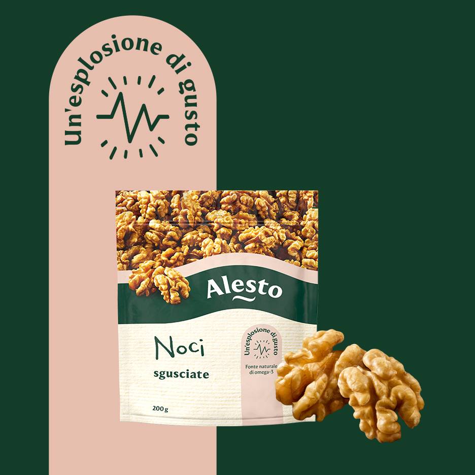 Confezione di noci sgusciate con la scritta 'Un'esplosione di gusto' e 'Fonte naturale di omega-3'.