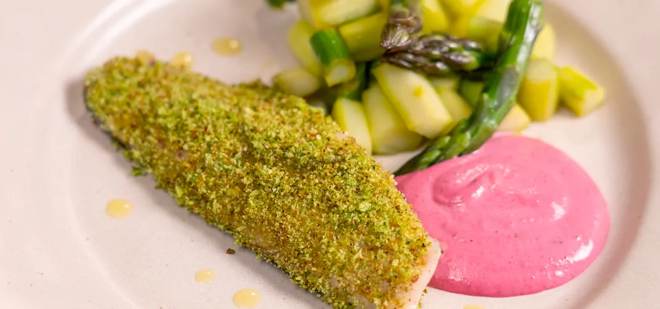 Filetto di pesce impanato con asparagi e salsa rosa.